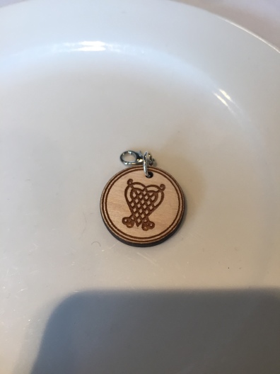 Stitch marker of the Baardshaug logo. Made by Patricia.